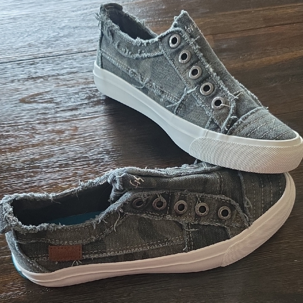 New- Blowfish Gray Casual Sneakers with Elastic Lacing